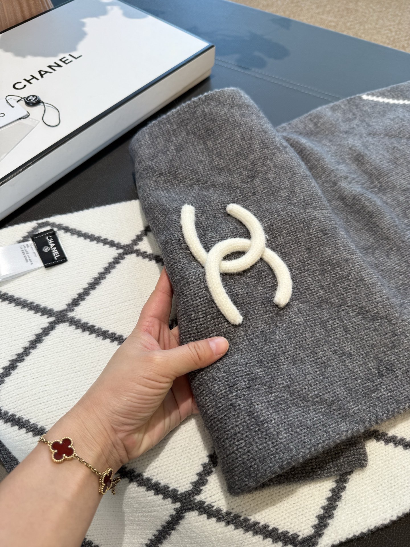 P𝐂𝐡𝐚𝐧𝐞𝐥 爆款。《圈圈菱格双面围巾》Size：180x30cm 54%羊绒31%羊毛15%真丝经典