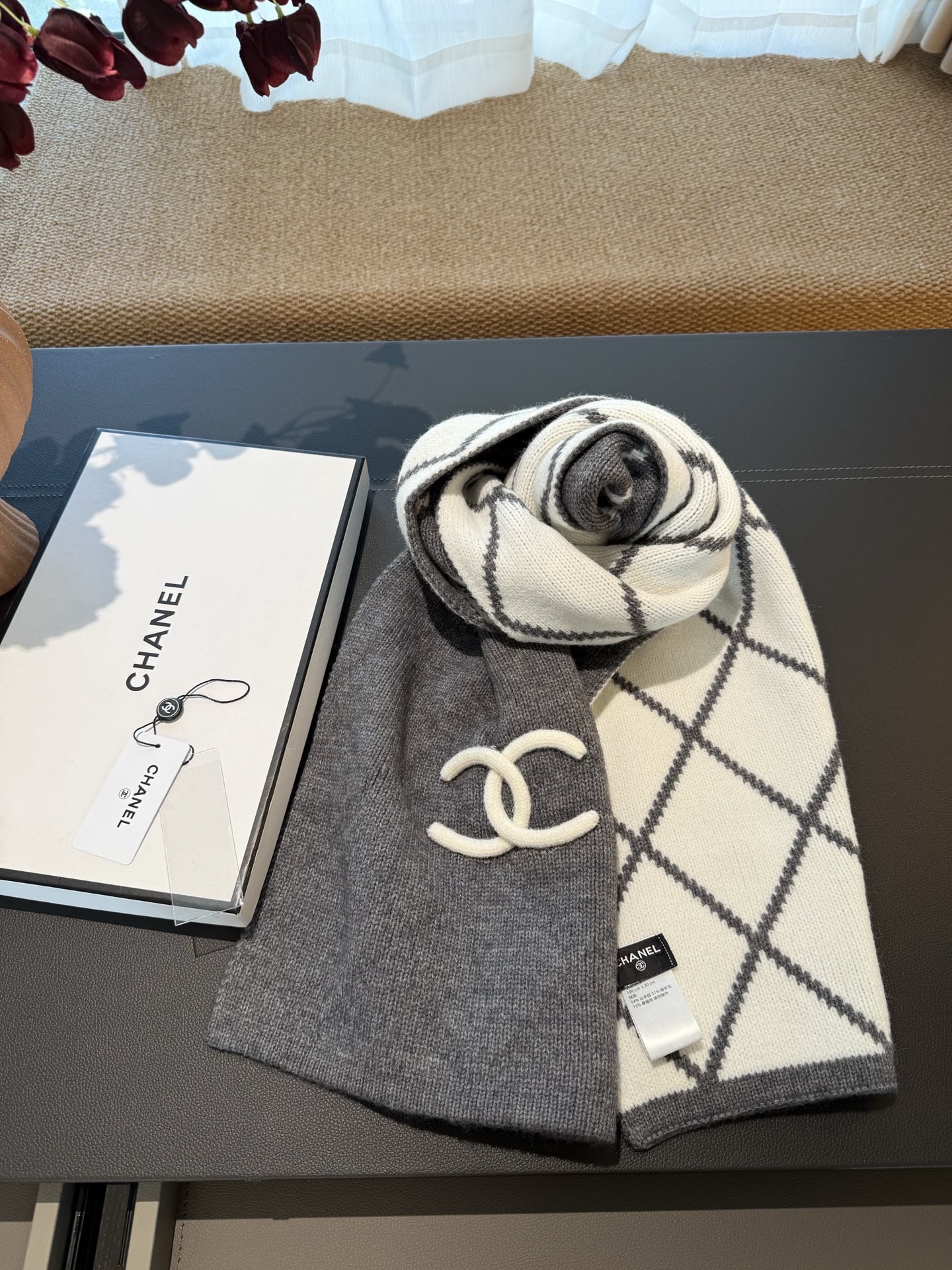 P𝐂𝐡𝐚𝐧𝐞𝐥 爆款。《圈圈菱格双面围巾》Size：180x30cm 54%羊绒31%羊毛15%真丝经典