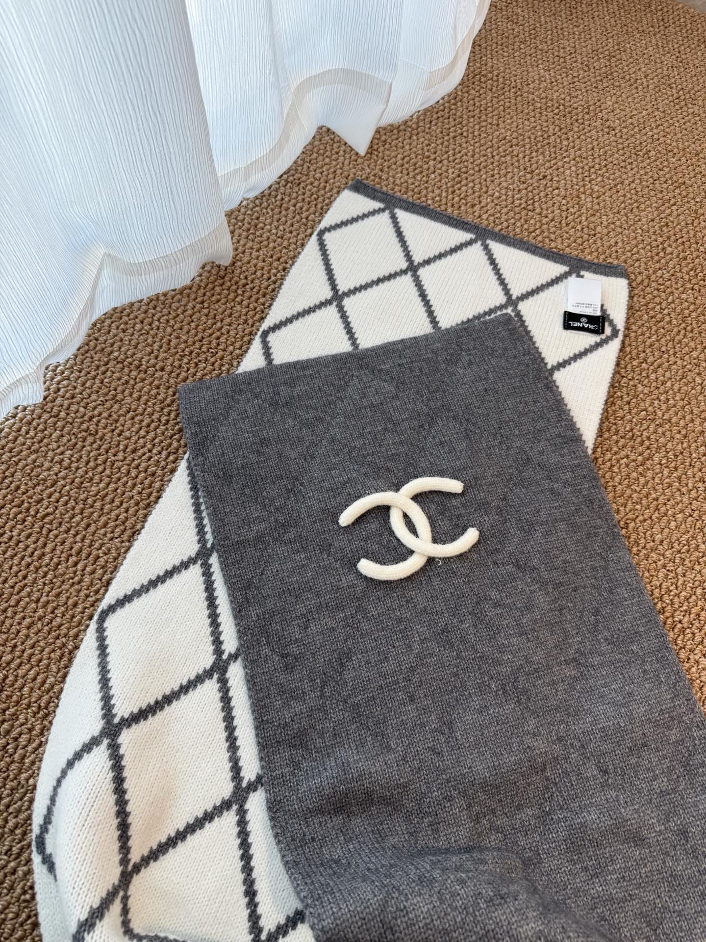 P𝐂𝐡𝐚𝐧𝐞𝐥 爆款。《圈圈菱格双面围巾》Size：180x30cm 54%羊绒31%羊毛15%真丝经典