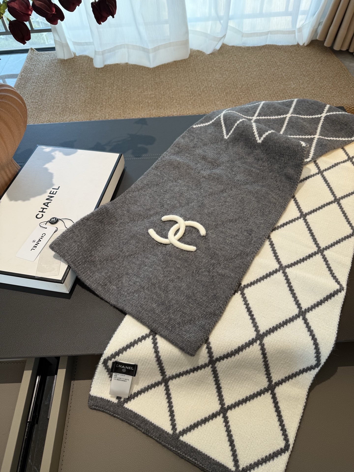 P𝐂𝐡𝐚𝐧𝐞𝐥 爆款。《圈圈菱格双面围巾》Size：180x30cm 54%羊绒31%羊毛15%真丝经典