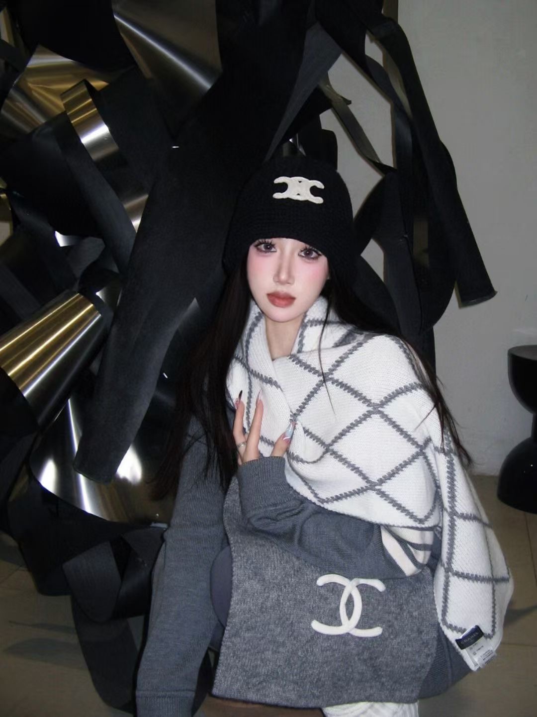 P𝐂𝐡𝐚𝐧𝐞𝐥 爆款。《圈圈菱格双面围巾》Size：180x30cm 54%羊绒31%羊毛15%真丝经典