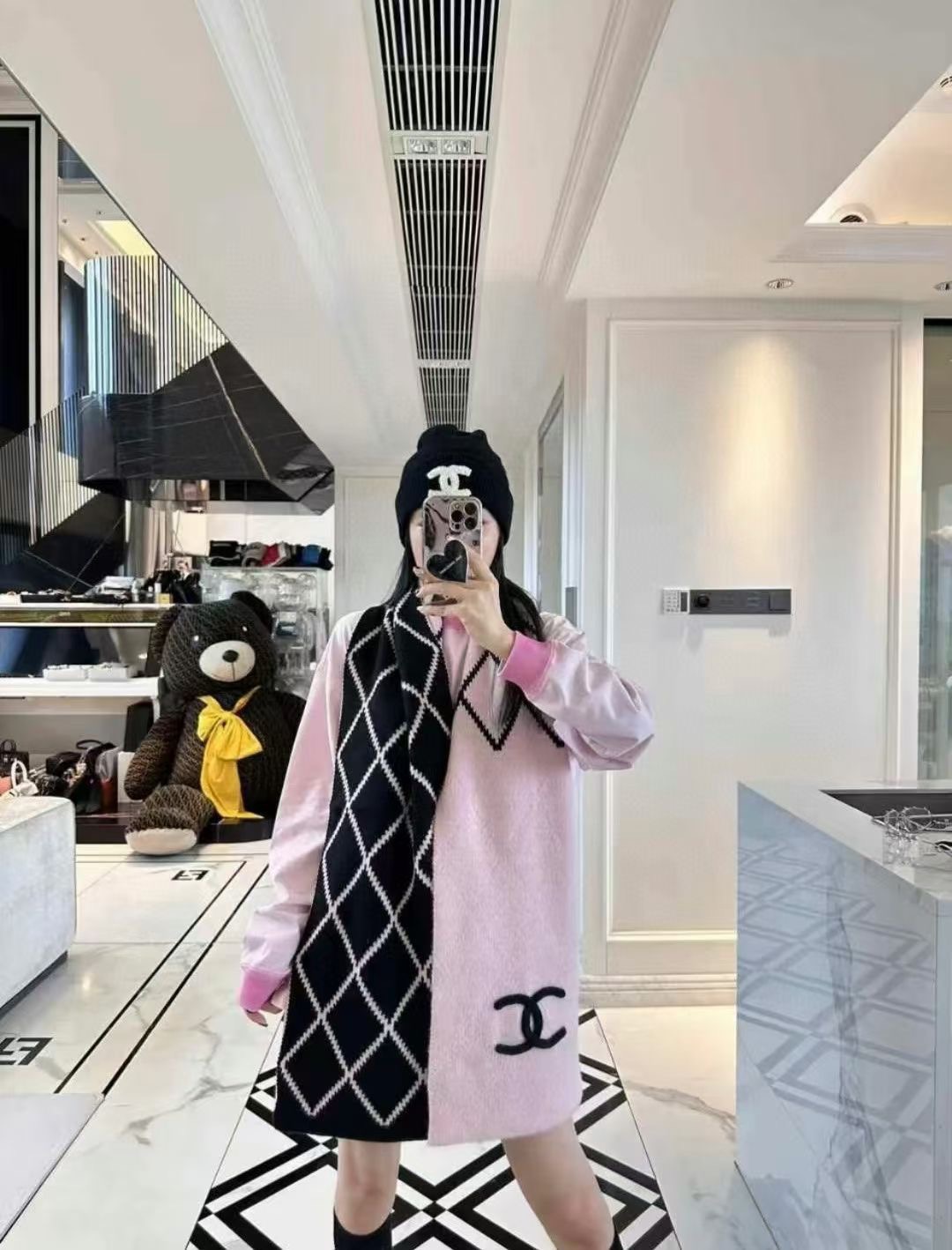 P𝐂𝐡𝐚𝐧𝐞𝐥 爆款。《圈圈菱格双面围巾》Size：180x30cm 54%羊绒31%羊毛15%真丝经典