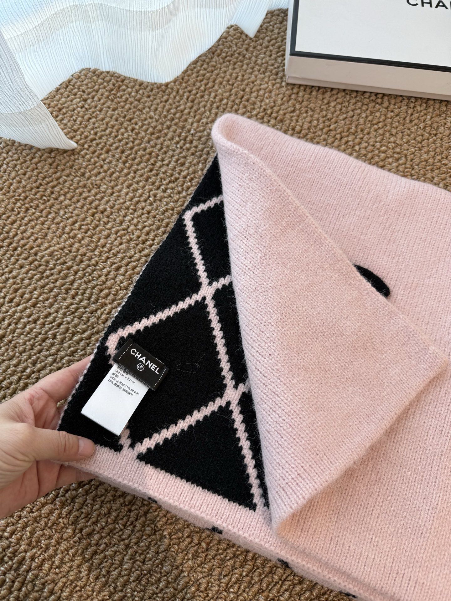 P𝐂𝐡𝐚𝐧𝐞𝐥 爆款。《圈圈菱格双面围巾》Size：180x30cm 54%羊绒31%羊毛15%真丝经典