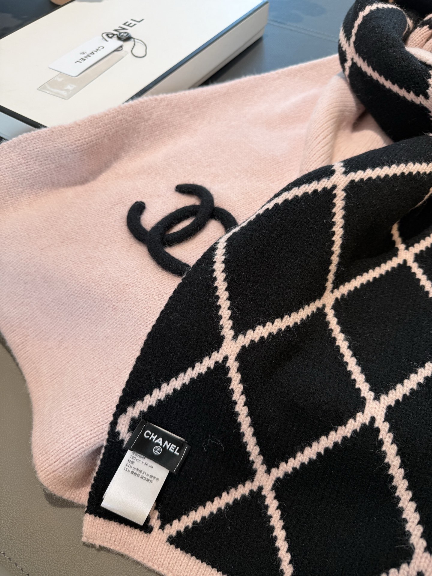 P𝐂𝐡𝐚𝐧𝐞𝐥 爆款。《圈圈菱格双面围巾》Size：180x30cm 54%羊绒31%羊毛15%真丝经典