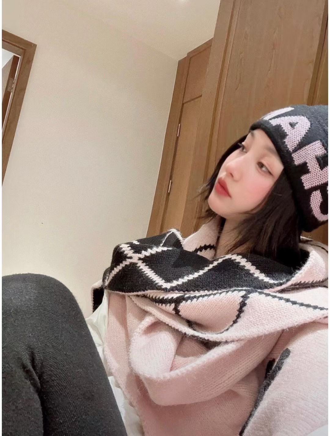 P𝐂𝐡𝐚𝐧𝐞𝐥 爆款。《圈圈菱格双面围巾》Size：180x30cm 54%羊绒31%羊毛15%真丝经典