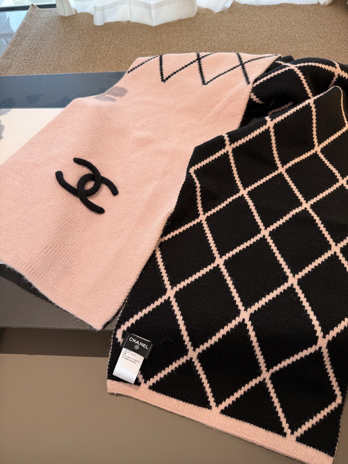 P𝐂𝐡𝐚𝐧𝐞𝐥 爆款。《圈圈菱格双面围巾》Size：180x30cm 54%羊绒31%羊毛15%真丝经典