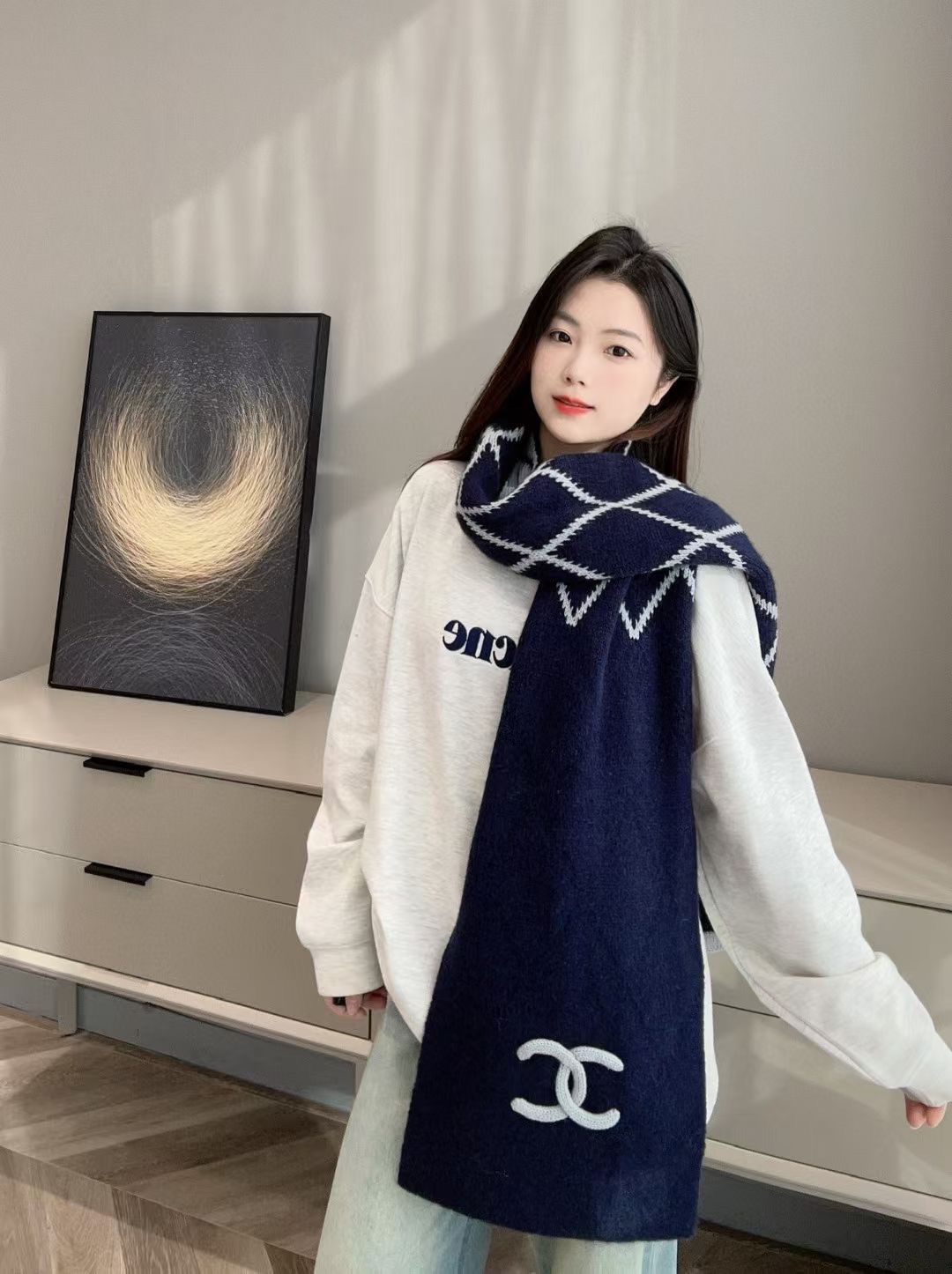 P𝐂𝐡𝐚𝐧𝐞𝐥 爆款。《圈圈菱格双面围巾》Size：180x30cm 54%羊绒31%羊毛15%真丝经典