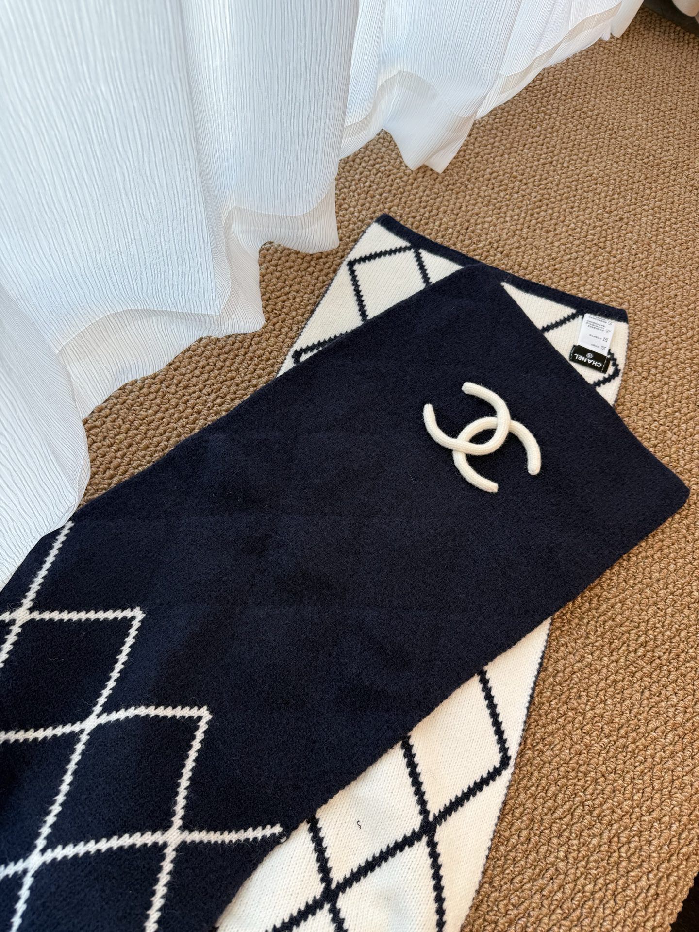 P𝐂𝐡𝐚𝐧𝐞𝐥 爆款。《圈圈菱格双面围巾》Size：180x30cm 54%羊绒31%羊毛15%真丝经典