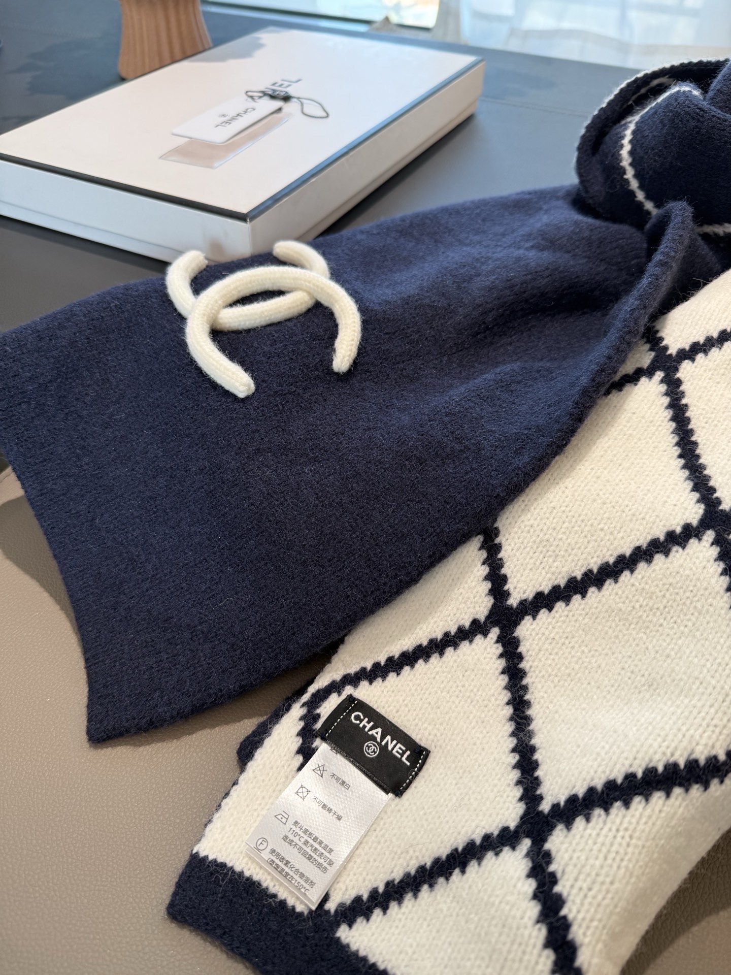 P𝐂𝐡𝐚𝐧𝐞𝐥 爆款。《圈圈菱格双面围巾》Size：180x30cm 54%羊绒31%羊毛15%真丝经典