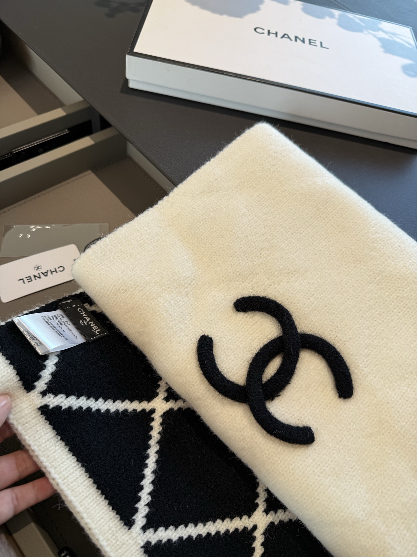 P𝐂𝐡𝐚𝐧𝐞𝐥 爆款。《圈圈菱格双面围巾》Size：180x30cm 54%羊绒31%羊毛15%真丝经典