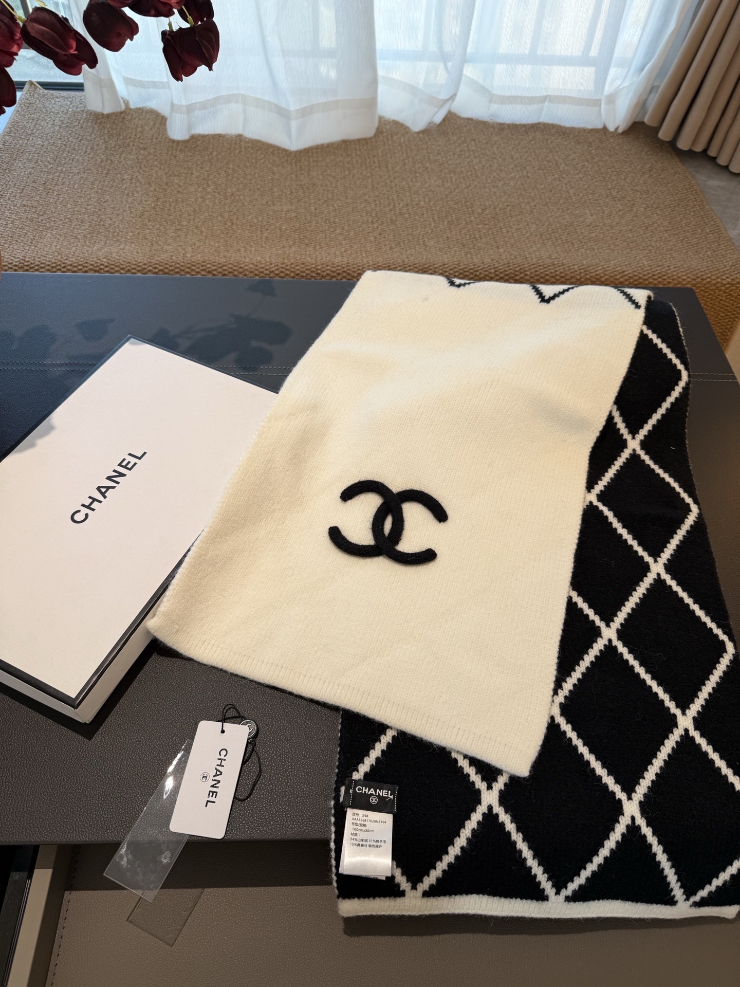 P𝐂𝐡𝐚𝐧𝐞𝐥 爆款。《圈圈菱格双面围巾》Size：180x30cm 54%羊绒31%羊毛15%真丝经典