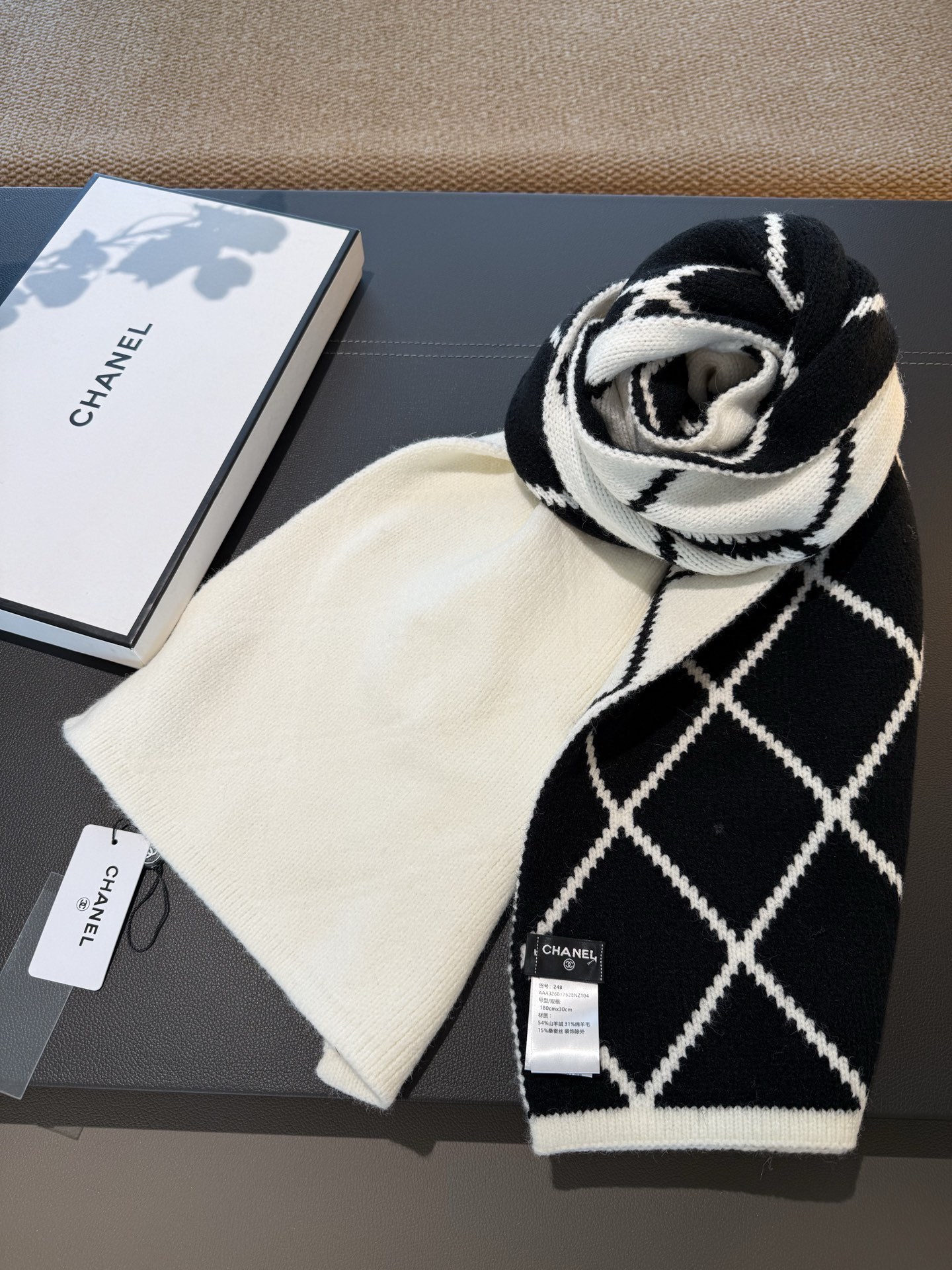 P𝐂𝐡𝐚𝐧𝐞𝐥 爆款。《圈圈菱格双面围巾》Size：180x30cm 54%羊绒31%羊毛15%真丝经典