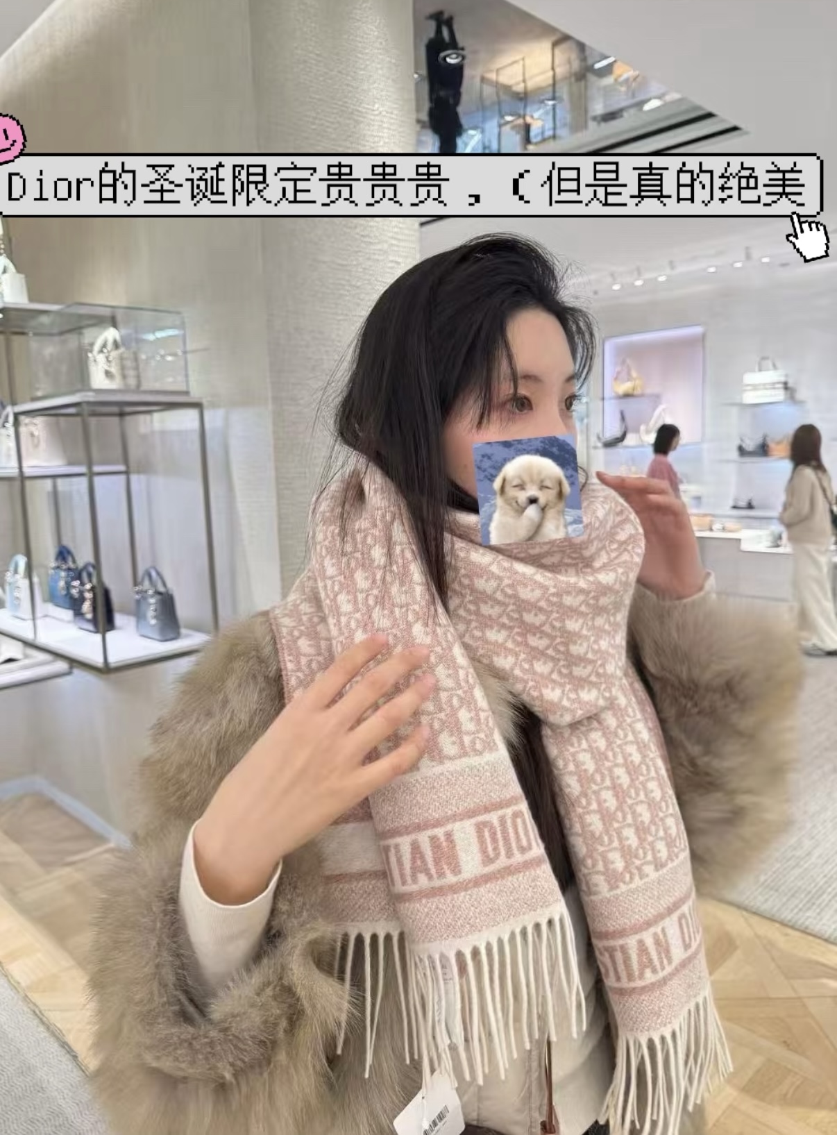 P畅销款Dior最新款 · 这款 Oblique 印花围巾重新诠释 Dior 经典标识，彰显现代精神。采