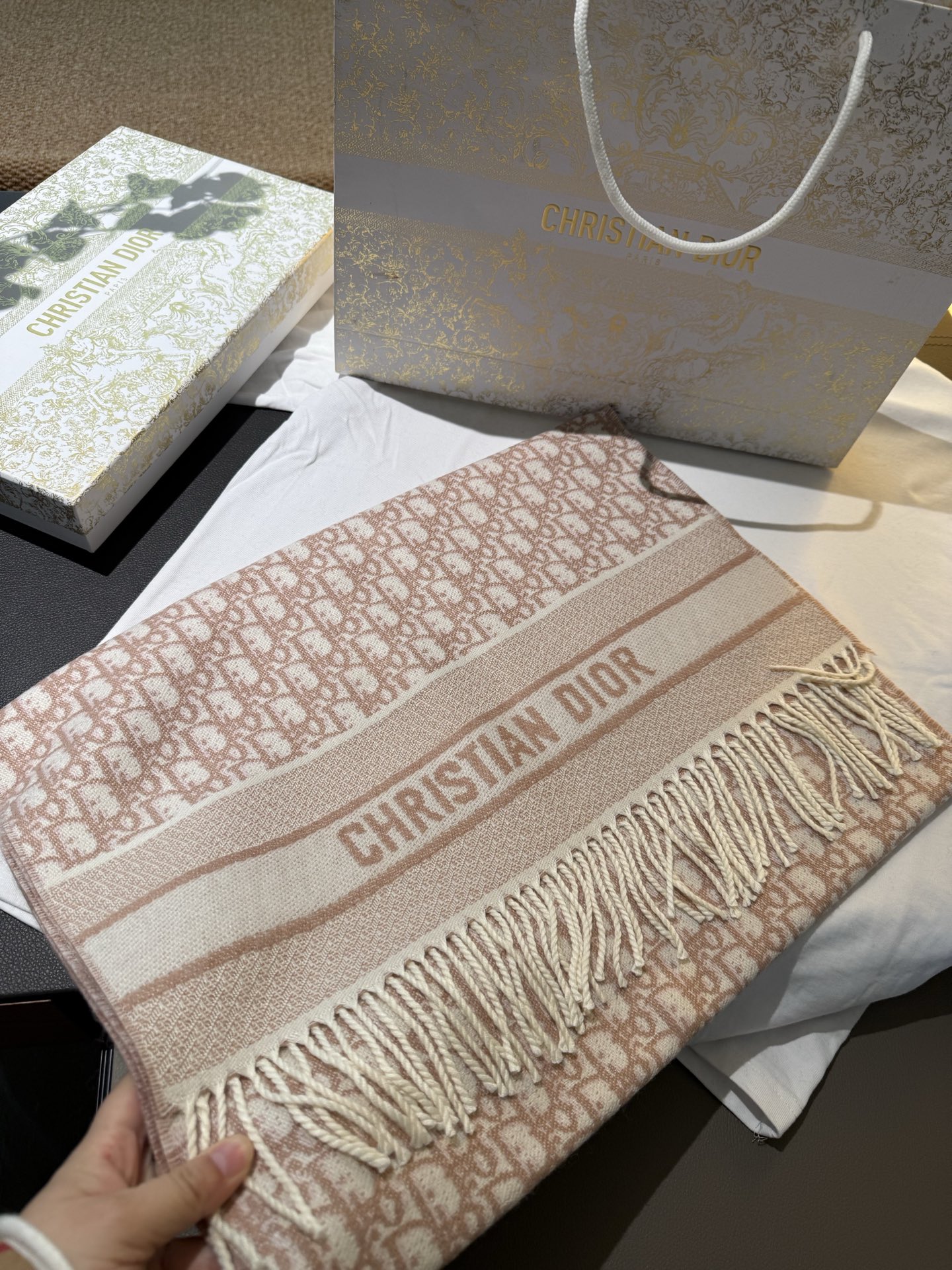 P畅销款Dior最新款 · 这款 Oblique 印花围巾重新诠释 Dior 经典标识，彰显现代精神。采