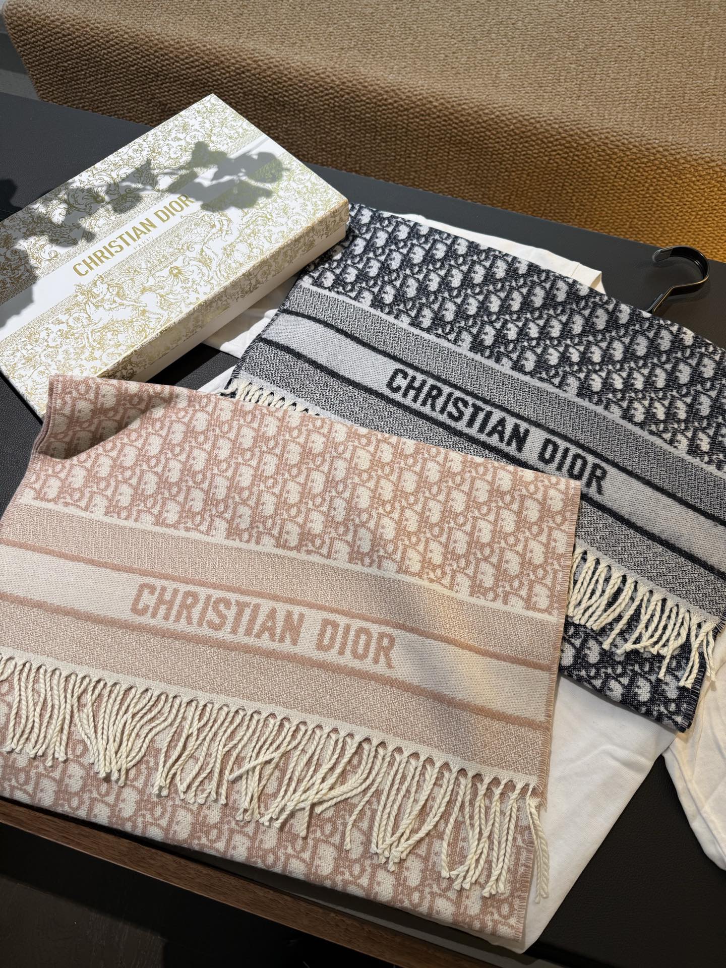 P畅销款Dior最新款 · 这款 Oblique 印花围巾重新诠释 Dior 经典标识，彰显现代精神。采