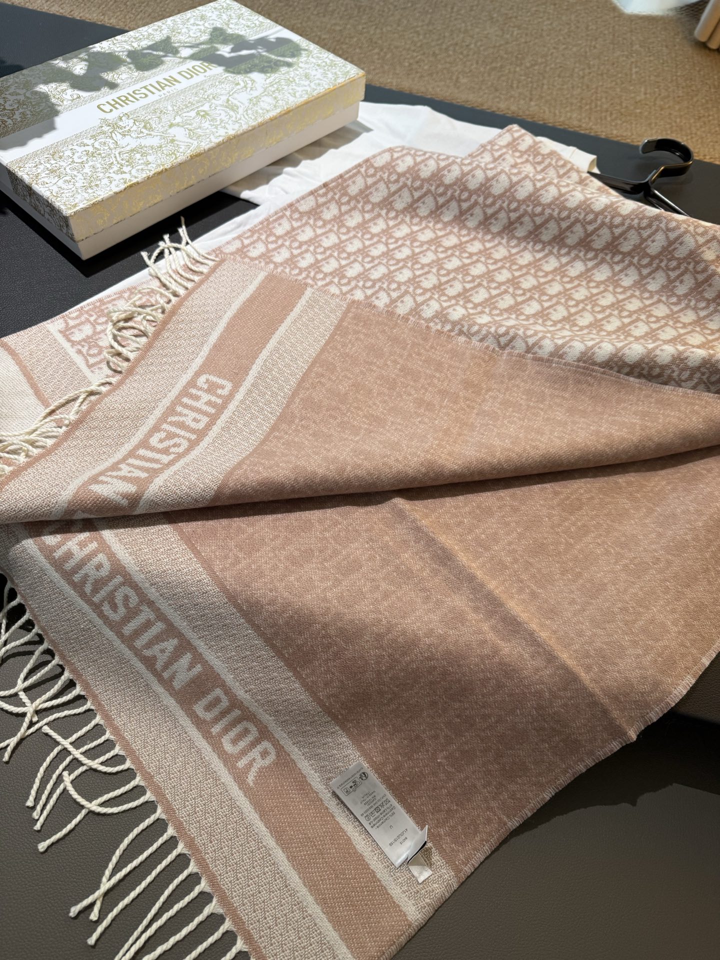 P畅销款Dior最新款 · 这款 Oblique 印花围巾重新诠释 Dior 经典标识，彰显现代精神。采