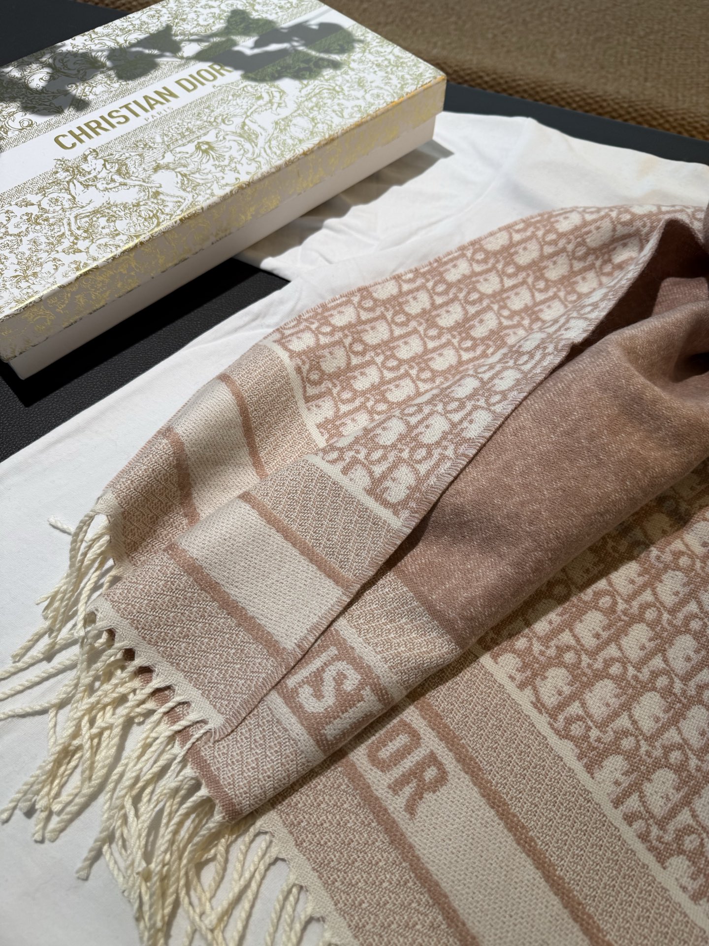 P畅销款Dior最新款 · 这款 Oblique 印花围巾重新诠释 Dior 经典标识，彰显现代精神。采