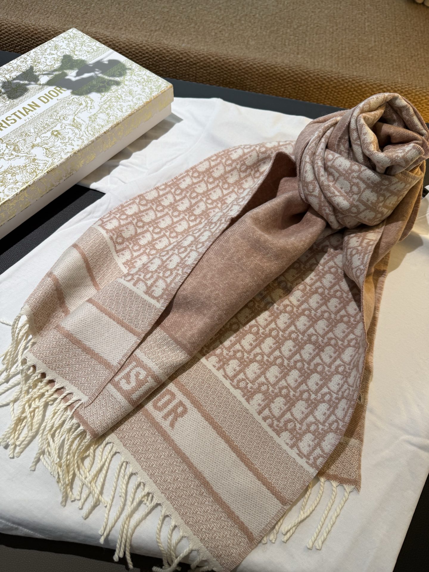 P畅销款Dior最新款 · 这款 Oblique 印花围巾重新诠释 Dior 经典标识，彰显现代精神。采