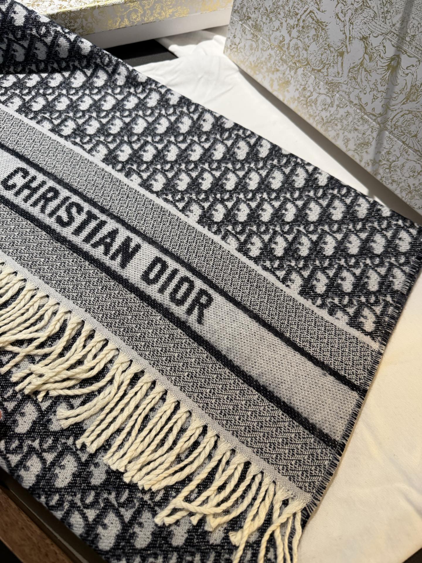 P畅销款Dior最新款 · 这款 Oblique 印花围巾重新诠释 Dior 经典标识，彰显现代精神。采