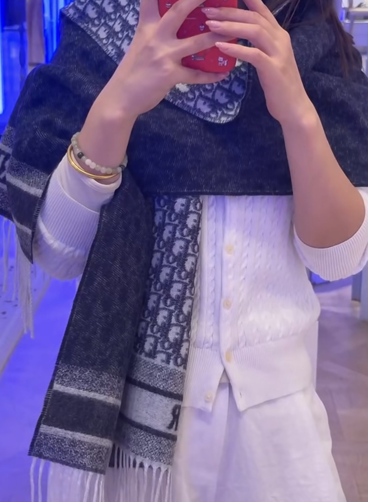 NO:663442,The latest bestseller from Dior · This Oblique print scarf reinterprets Dior's iconic logo with a modern spirit. Crafted from navy cashmere, it is reversible, with one side solid and the other embellished with Dior's signature Oblique print. The long design features contrasting tonal 'CHRISTIAN DIOR' signature jacquard strips and fringed trim, and can be worn around the neck or draped over the shoulders. Gray Oblique print Reversible, gray and Oblique  Printed 'CHRISTIAN DIOR' signature strip pattern Tassel decoration Cashmere Made in Italy high version scarf, high version scarf, dior19860909畅销款Dior最新款 · 这款 Oblique 印花围巾重新诠释 Dior 经典标识,彰显现代精神.采用海军蓝色山羊绒精心制作,双面设计,一面采用纯色,另一面饰以 Dior 经典的 Oblique 印花.长款设计,饰以对比鲜明的同色调“CHRISTIAN DIOR”标志提花条形图案和流苏饰边,可围在颈部或披在肩部. 灰色 Oblique 印花 双面设计,灰色和 Oblique 印花 “CHRISTIAN DIOR”标志条形图案 流苏装饰 山羊绒 意大利制造高版本围巾,高版本围巾,dior,scarf