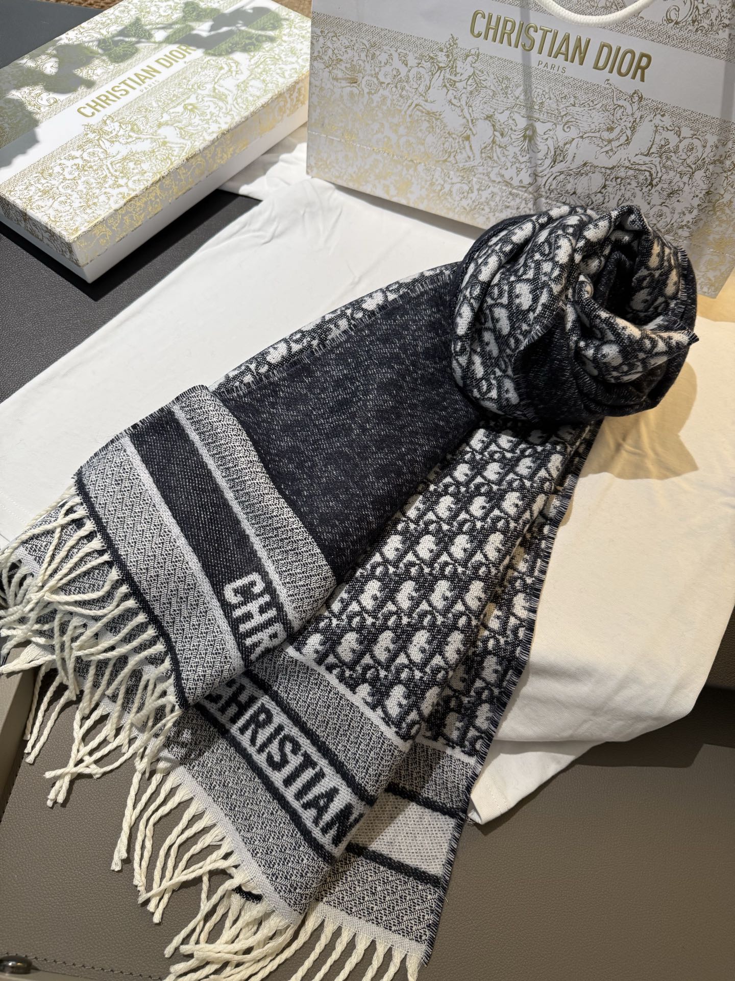 P畅销款Dior最新款 · 这款 Oblique 印花围巾重新诠释 Dior 经典标识，彰显现代精神。采