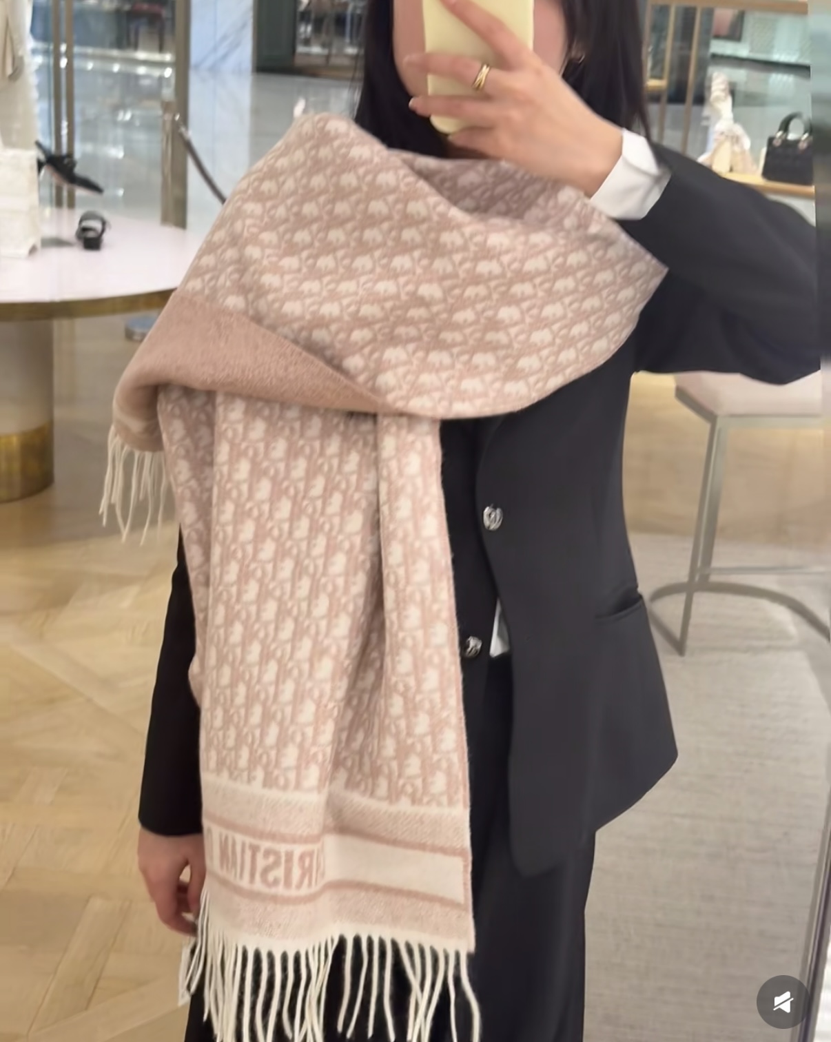 P畅销款Dior最新款 · 这款 Oblique 印花围巾重新诠释 Dior 经典标识，彰显现代精神。采