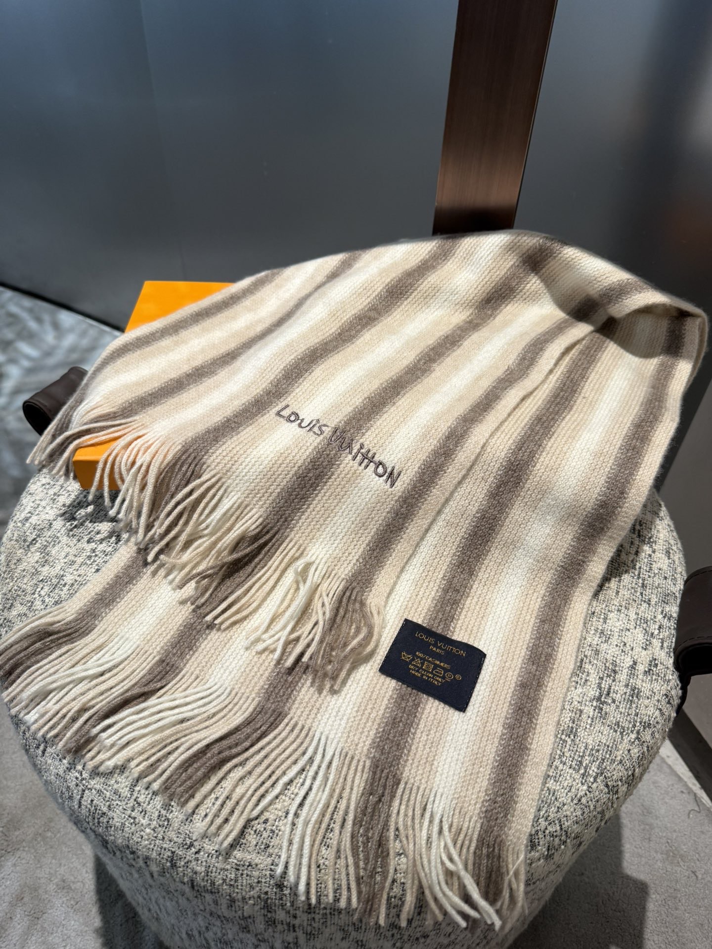 PL V同步专柜，高端羊绒针织围巾！】可正式，可随意，非常Classical的男款设计。这款织法比较难，