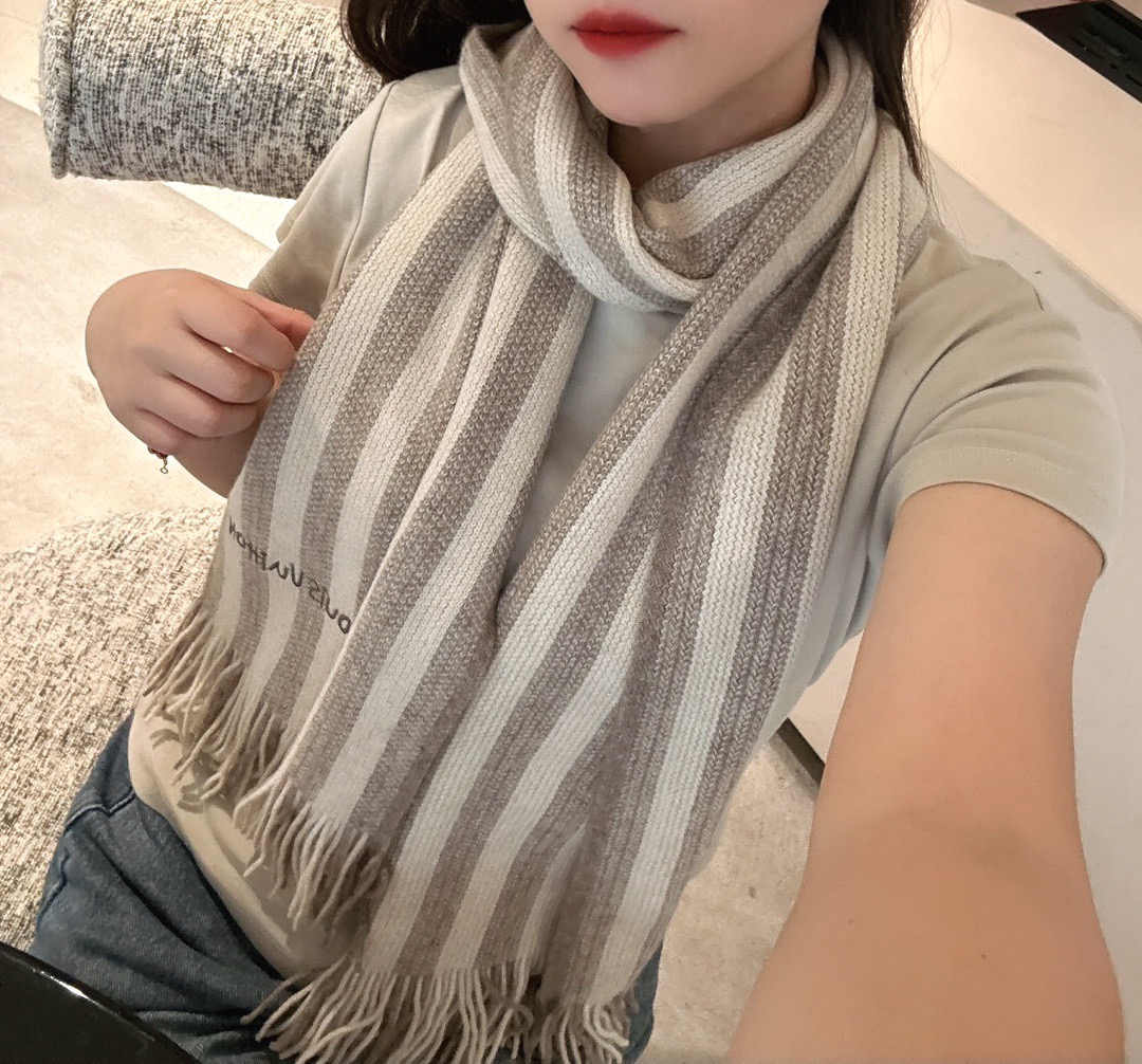 NO:663455,L V synchronized counter, high-end cashmere knitted scarf!  】It can be formal or casual, a very Classic men's design. This weaving method is more difficult, it consumes a lot of yarn, and the craftsmanship is very difficult!  !  !  This kind of men's scarf is definitely a timeless aesthetic item!  This cashmere scarf looks good on any person, and its shape is truly unique!  !  It’s so practical and versatile, there’s actually no superfluous design, and it looks good no matter how you wear it!  It has a drapey feel, is warm and very slimming!  It is suitable to match with formal wear or casual wear. It can be folded in half and hung or wrapped in a circle. It has a warm demeanor. 30180. High version scarf, high version scarf19860909L V同步专柜,高端羊绒针织围巾！】可正式,可随意,非常Classical的男款设计.这款织法比较难,又很费纱线,工艺难度非常大！！！这样的男款围巾,绝对是一条审美不过时的单品！随便围都会好看的羊绒围巾,版型真是一绝！！太实用百搭了,其实没有多余的设计,怎么围都好看！有垂坠感,温暖且非常显瘦！搭配正装或者搭配休闲装都很合适~对折挂围或者绕圈围都完全可以,有温度的风度.30180.高版本围巾,高版本围巾,scarf