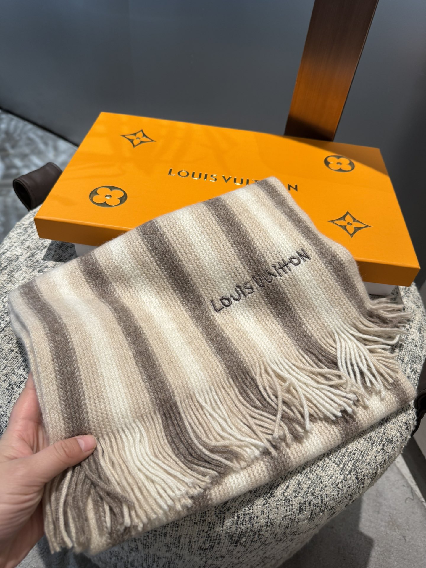 PL V同步专柜，高端羊绒针织围巾！】可正式，可随意，非常Classical的男款设计。这款织法比较难，