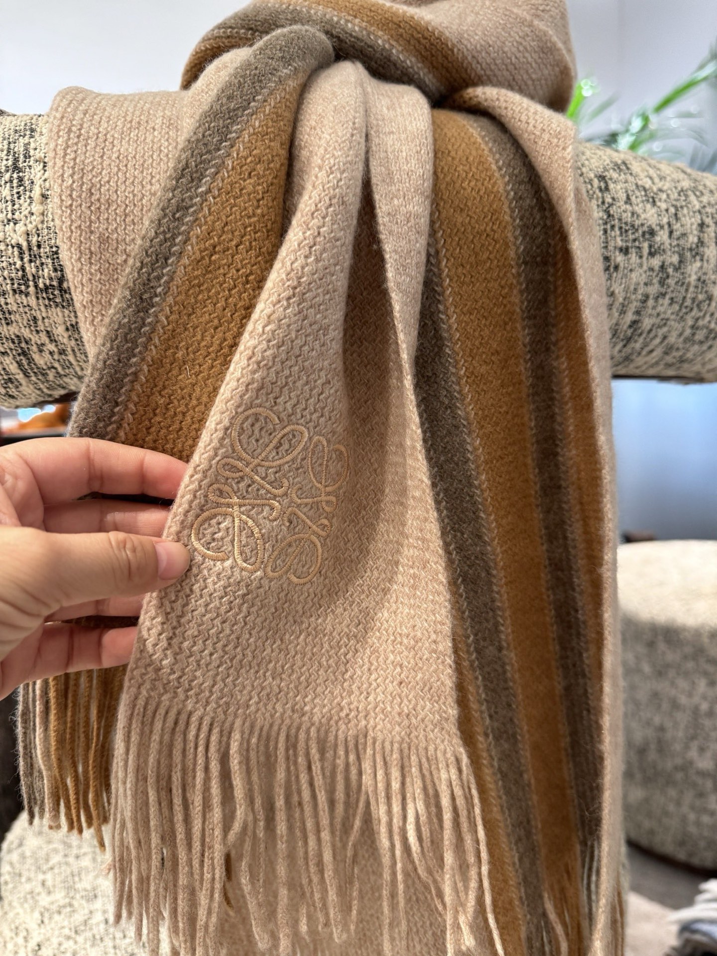 Ploewe 同步专柜，高端羊绒针织围巾！】可正式，可随意，非常Classical的男款设计。这款织法比