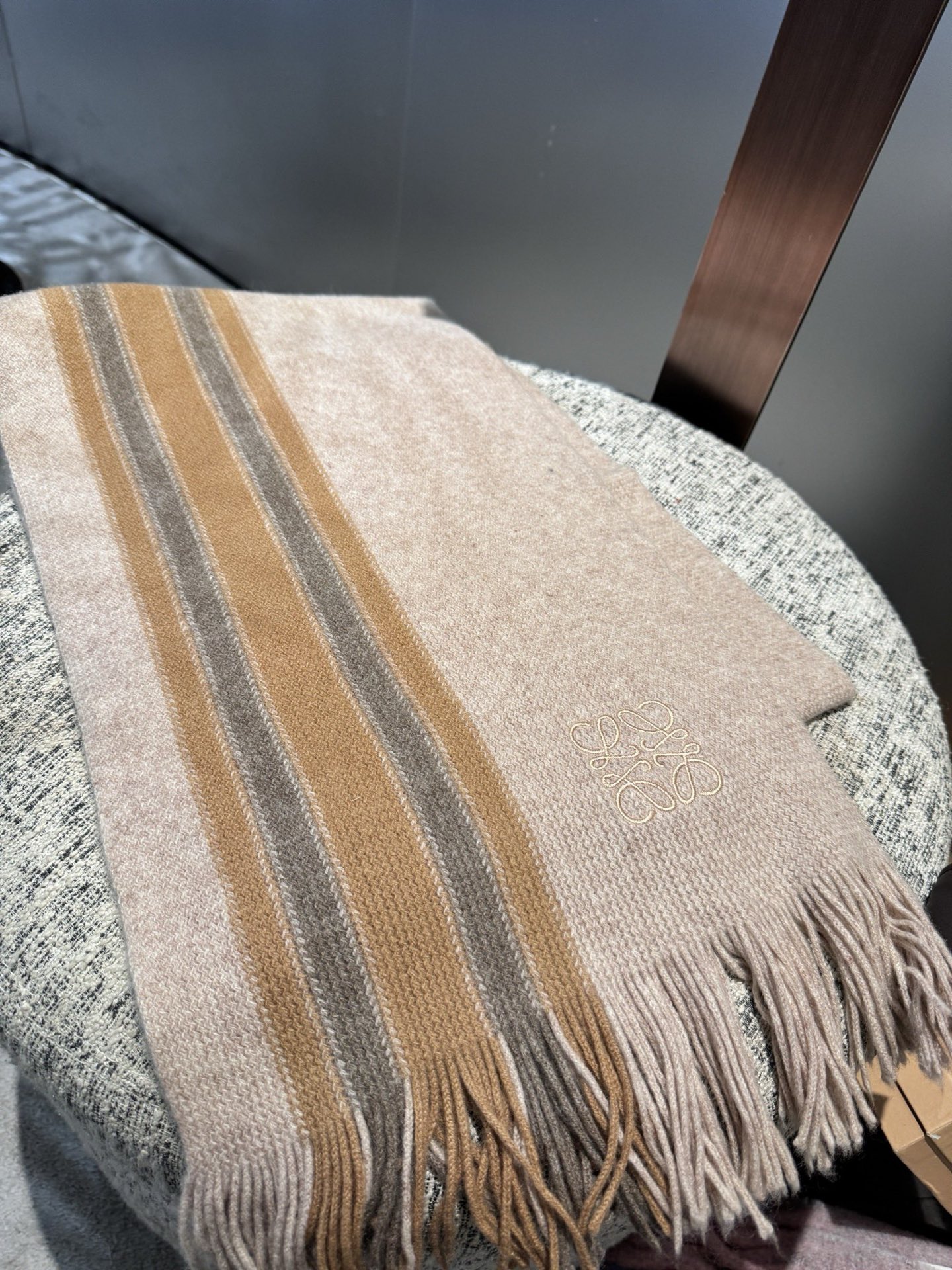 Ploewe 同步专柜，高端羊绒针织围巾！】可正式，可随意，非常Classical的男款设计。这款织法比