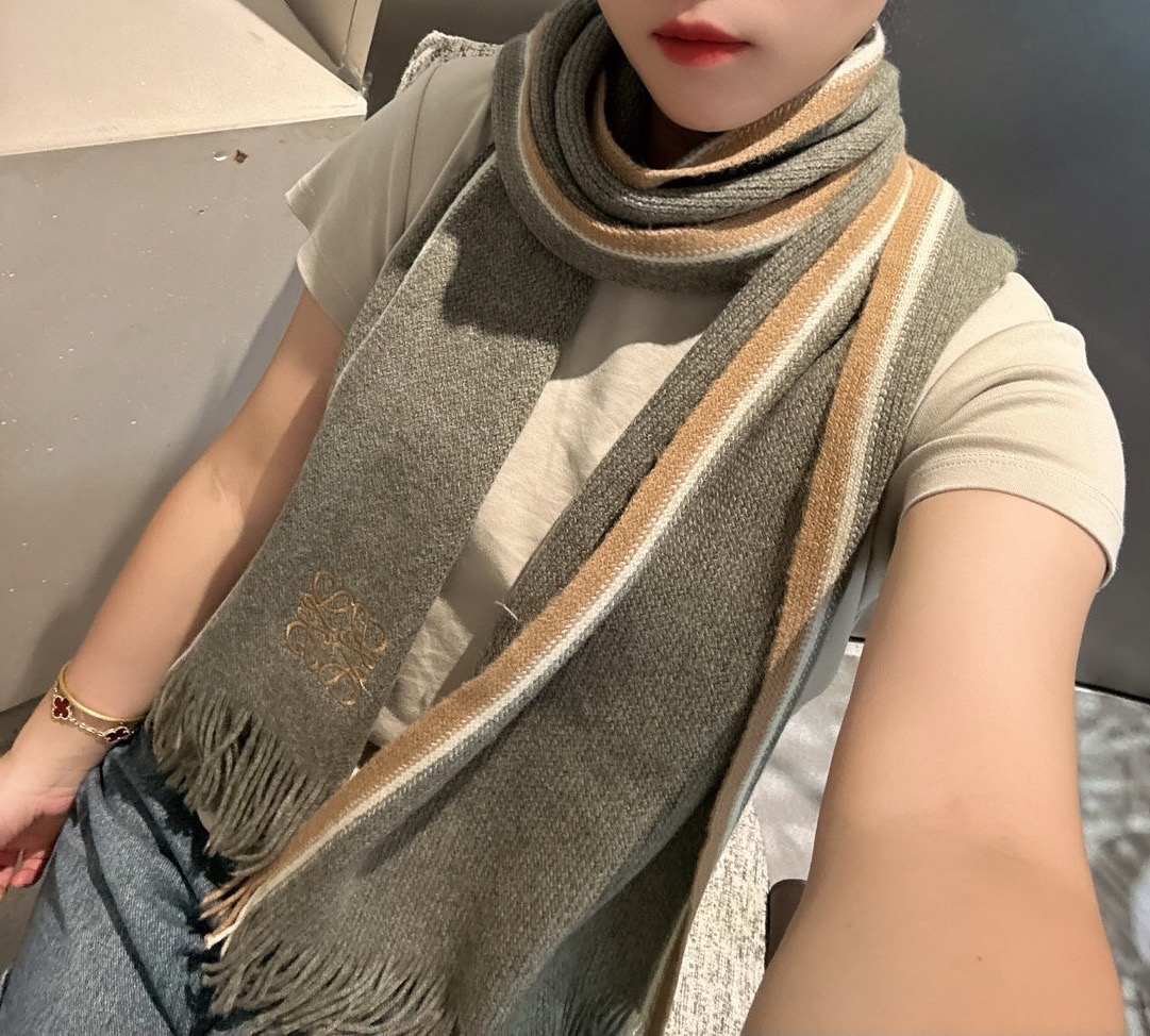 Ploewe 同步专柜，高端羊绒针织围巾！】可正式，可随意，非常Classical的男款设计。这款织法比