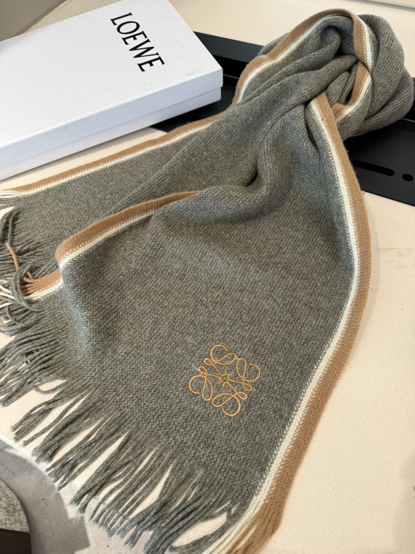 Ploewe 同步专柜，高端羊绒针织围巾！】可正式，可随意，非常Classical的男款设计。这款织法比