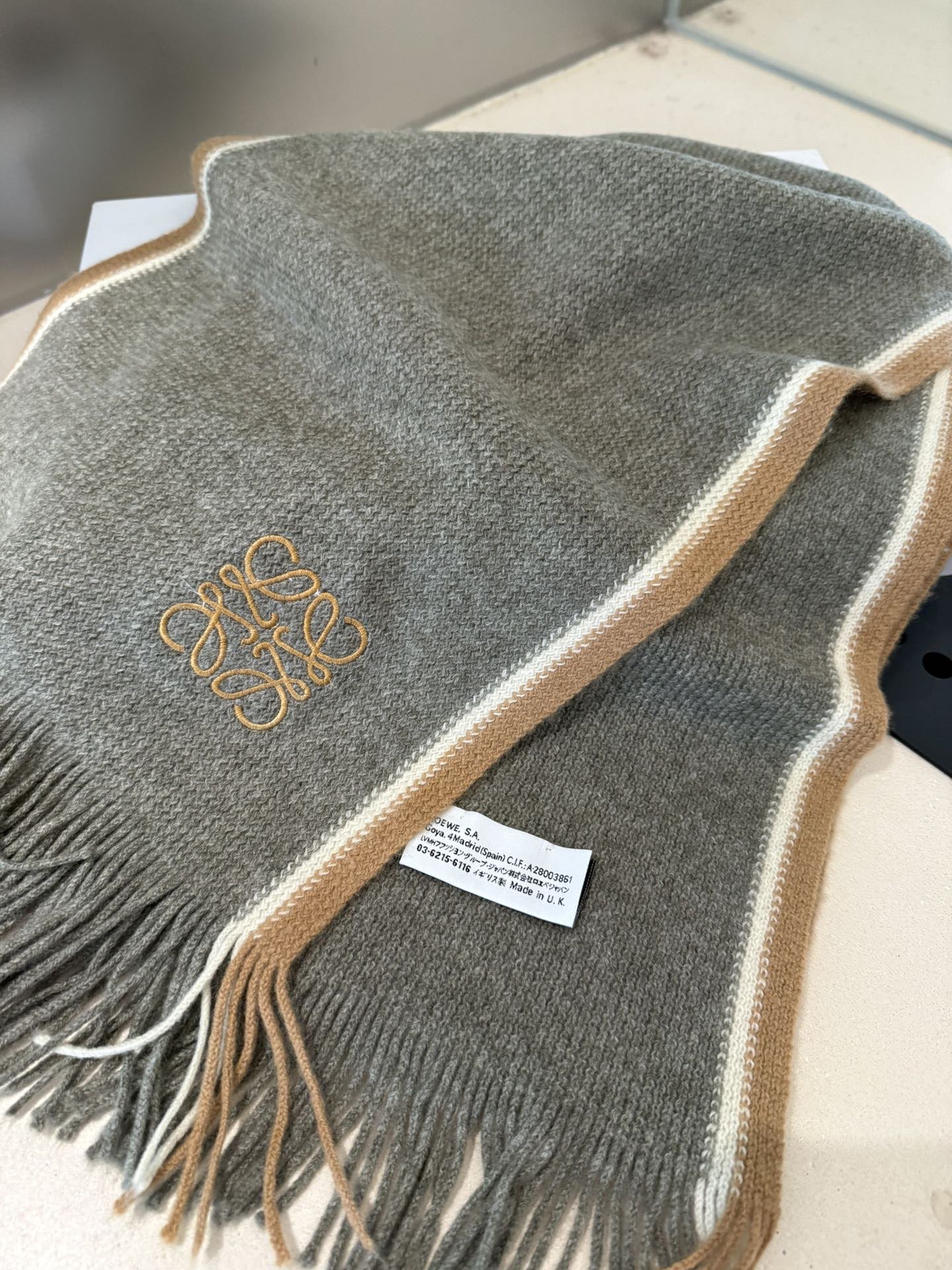 Ploewe 同步专柜，高端羊绒针织围巾！】可正式，可随意，非常Classical的男款设计。这款织法比