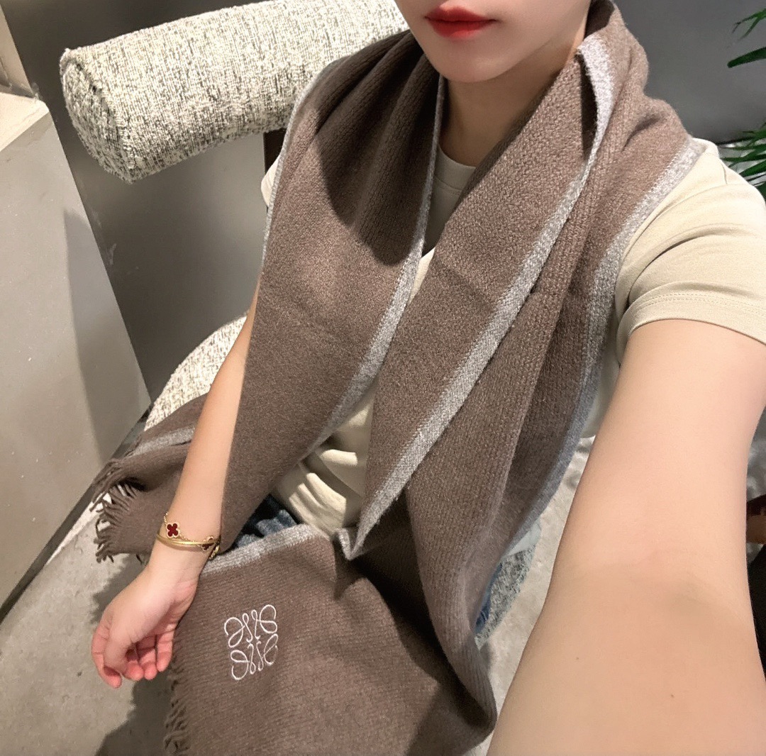 NO:663459,loewe synchronized counter, high-end cashmere knitted scarf!  】It can be formal or casual, a very Classic men's design. This weaving method is more difficult, it consumes a lot of yarn, and the craftsmanship is very difficult!  !  !  This kind of men's scarf is definitely a timeless aesthetic item!  This cashmere scarf looks good on any person, and its shape is truly unique!  !  It’s so practical and versatile, there’s actually no superfluous design, and it looks good no matter how you wear it!  It has a drapey feel, is warm and very slimming!  It is suitable to match with formal wear or casual wear. It can be folded in half or hung in a circle. It has a warm demeanor. 30180. High version scarf, high version scarf, loewe19860909loewe 同步专柜,高端羊绒针织围巾！】可正式,可随意,非常Classical的男款设计.这款织法比较难,又很费纱线,工艺难度非常大！！！这样的男款围巾,绝对是一条审美不过时的单品！随便围都会好看的羊绒围巾,版型真是一绝！！太实用百搭了,其实没有多余的设计,怎么围都好看！有垂坠感,温暖且非常显瘦！搭配正装或者搭配休闲装都很合适~对折挂围或者绕圈围都完全可以,有温度的风度.30180.高版本围巾,高版本围巾,loewe,scarf