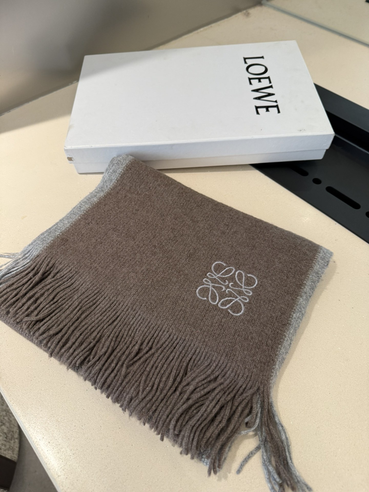 Ploewe 同步专柜，高端羊绒针织围巾！】可正式，可随意，非常Classical的男款设计。这款织法比