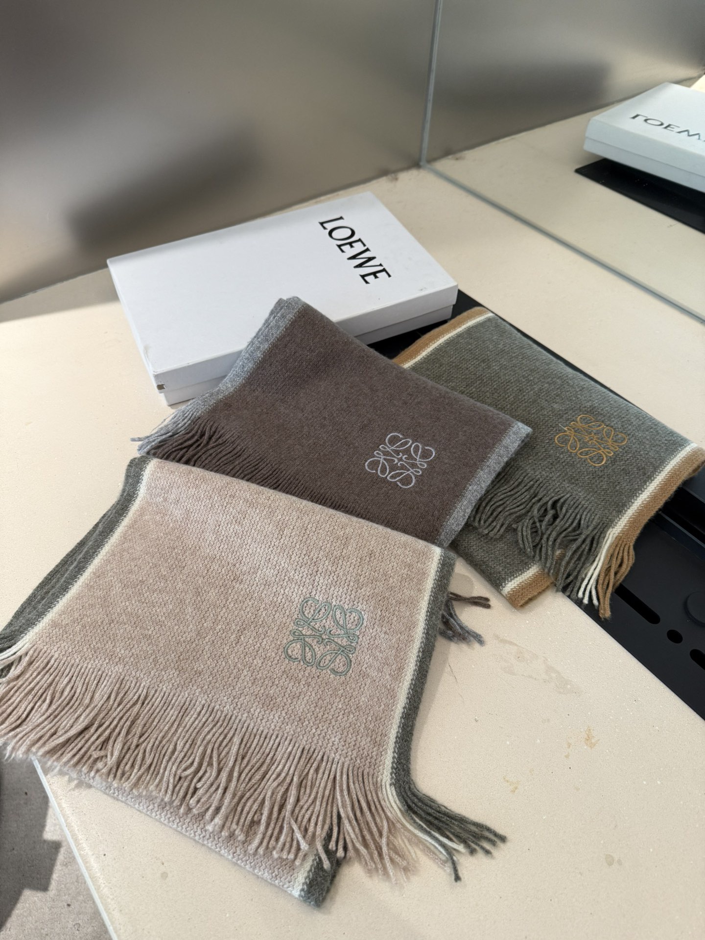 Ploewe 同步专柜，高端羊绒针织围巾！】可正式，可随意，非常Classical的男款设计。这款织法比