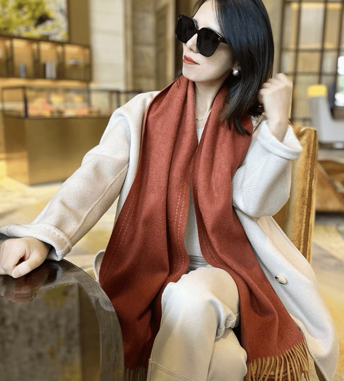 NO:663507,Luo Yiwei angrily praised the rare high-end men’s model for keeping it for himself!  Family benefits!  Burberry's very authentic men's scarf ~ I love the fabric, it is very soft, delicate and comfortable, with slight water ripples!  The atmosphere is simple and the color is super good-looking. It is a style that any boy will like. The small logo is very exquisite and the texture is not ostentatious. The bulk goods have been shipped a few months ago. The last order is a little bit for everyone. The size is 30*180 (the total length including the tassel is 180cm). It is suitable for formal wear or casual wear. It can be folded in half or hung in a circle. It is a gentleman's style and has a warm demeanor!  high version scarf,high version scarf,burberry,loewe19860909罗意威怒赞自留,难得的高端男款！家属福利！巴宝莉非常正的男士围巾~面料大爱,非常柔软细腻舒服,轻度水波纹！大气简约,超级好看的男神配色,任何男生都会喜欢的款吧,小小Logo非常精致的点缀,有质感不张扬~大货几个月前已装船发走~尾单余一丢丢福利大家~规格30*180（含穗子总长180cm）,搭配正装或者搭配休闲装都很合适~对折挂围或者绕圈围都完全可以,绅士有型~有温度的风度！高版本围巾,高版本围巾,burberry,loewe,scarf