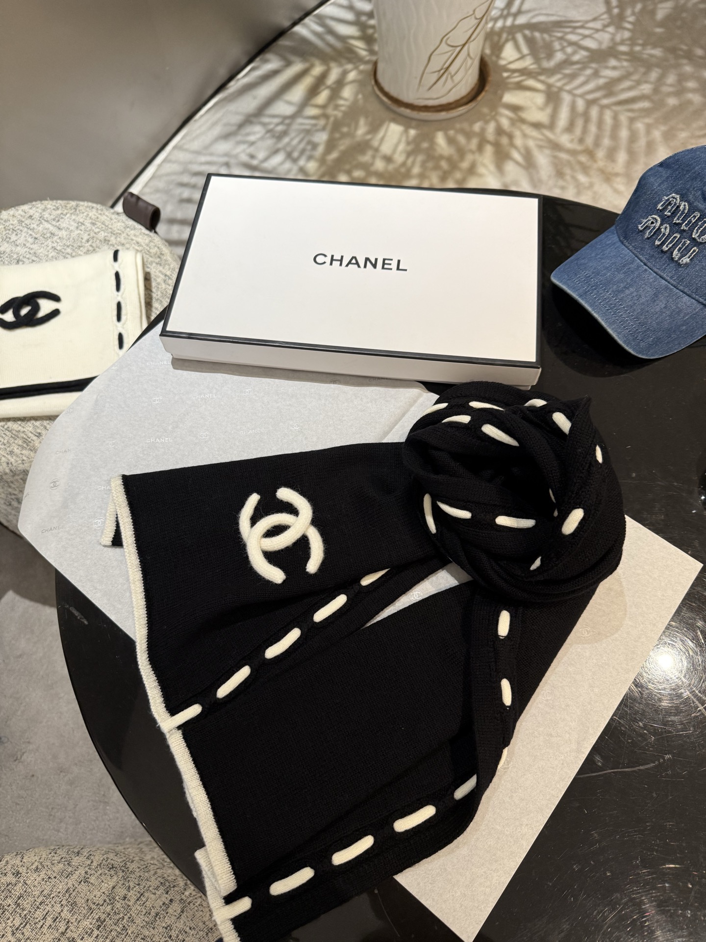 P【香家2025臻品】全新上市，甄选顶级羊绒面料，触感细腻如云。重工匠心独运，以精湛手工针织工艺，融入典