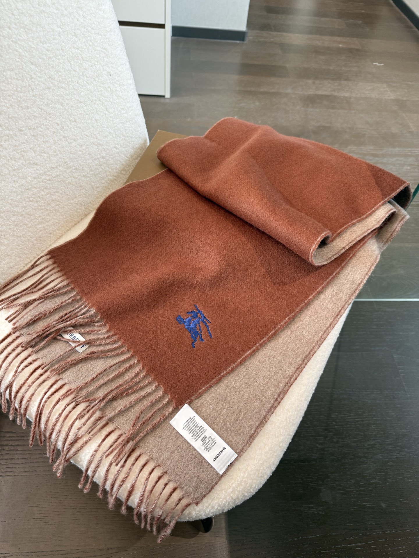 P🆕巴宝莉2025最新款 【难得一见的温柔配色，低调又不失优雅❗】重点推荐❗双面配色，一条围巾两种风格搭