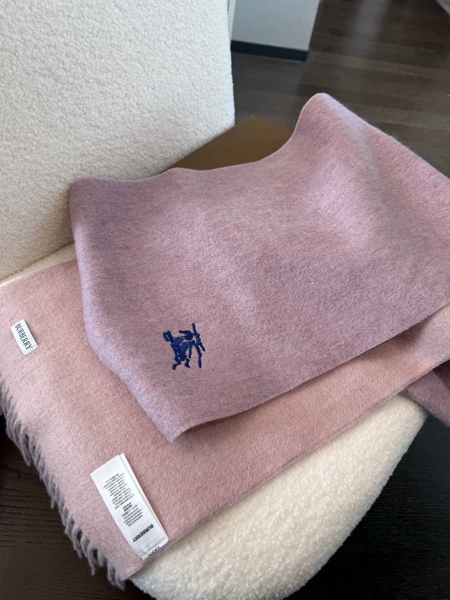 P🆕巴宝莉2025最新款 【难得一见的温柔配色，低调又不失优雅❗】重点推荐❗双面配色，一条围巾两种风格搭