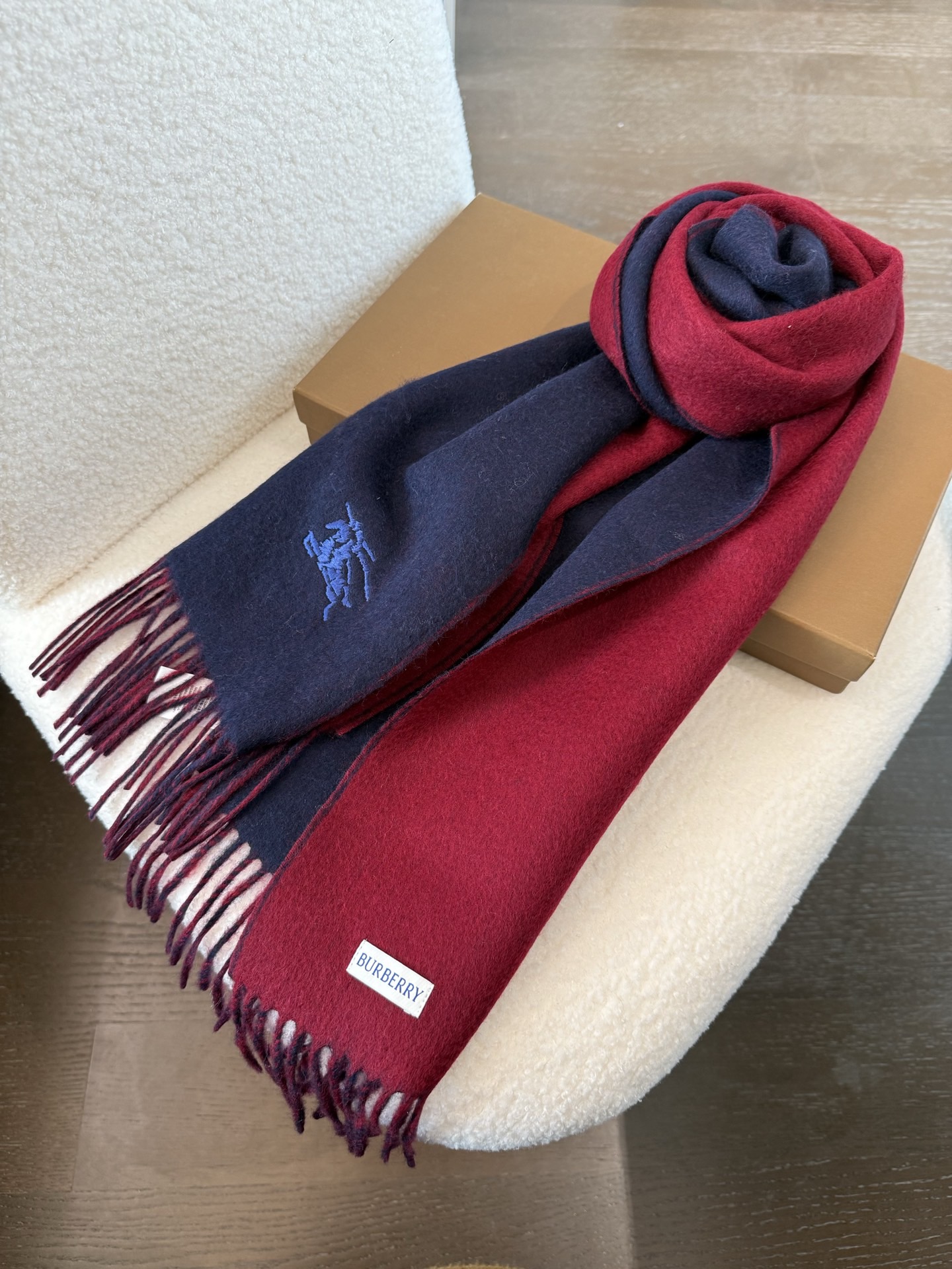 P🆕巴宝莉2025最新款 【难得一见的温柔配色，低调又不失优雅❗】重点推荐❗双面配色，一条围巾两种风格搭