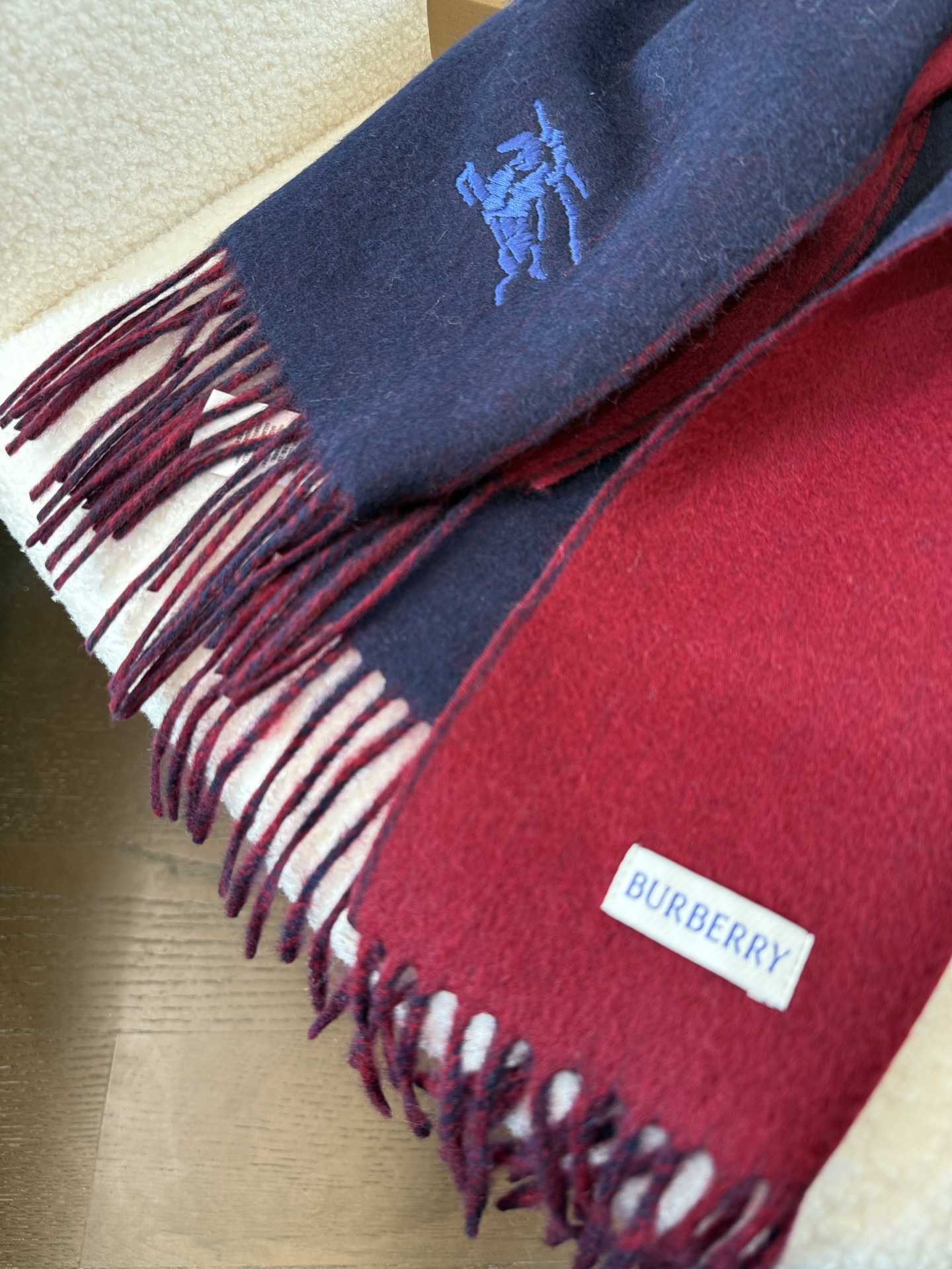 P🆕巴宝莉2025最新款 【难得一见的温柔配色，低调又不失优雅❗】重点推荐❗双面配色，一条围巾两种风格搭