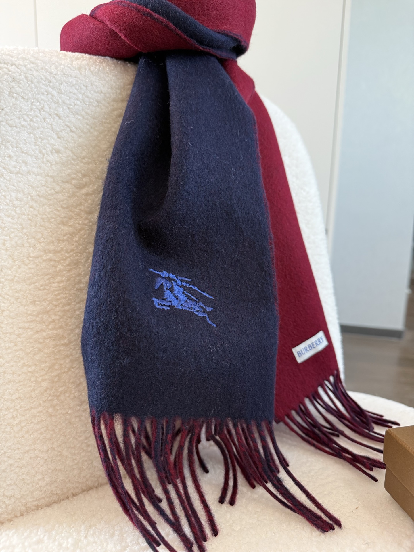 P🆕巴宝莉2025最新款 【难得一见的温柔配色，低调又不失优雅❗】重点推荐❗双面配色，一条围巾两种风格搭