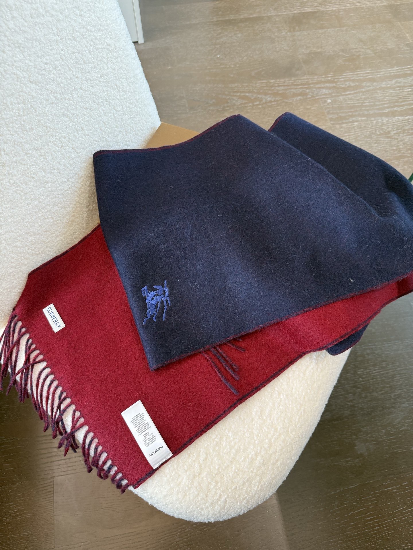 P🆕巴宝莉2025最新款 【难得一见的温柔配色，低调又不失优雅❗】重点推荐❗双面配色，一条围巾两种风格搭