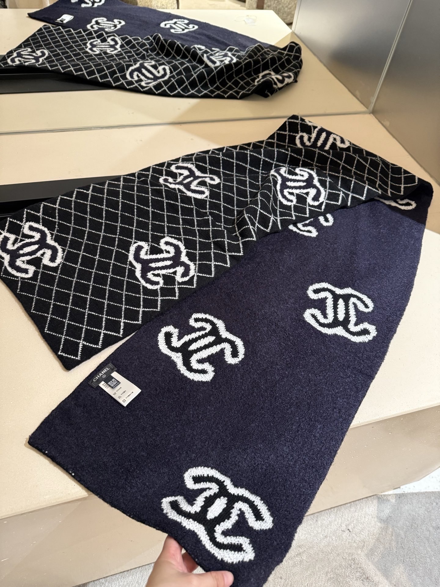 P高版本来啦👍👍升级款啦（质量升级，尺寸加宽）👍👍香奈儿专柜新款【小香刺绣披肩】💖💖美翻了[流泪]御用殿