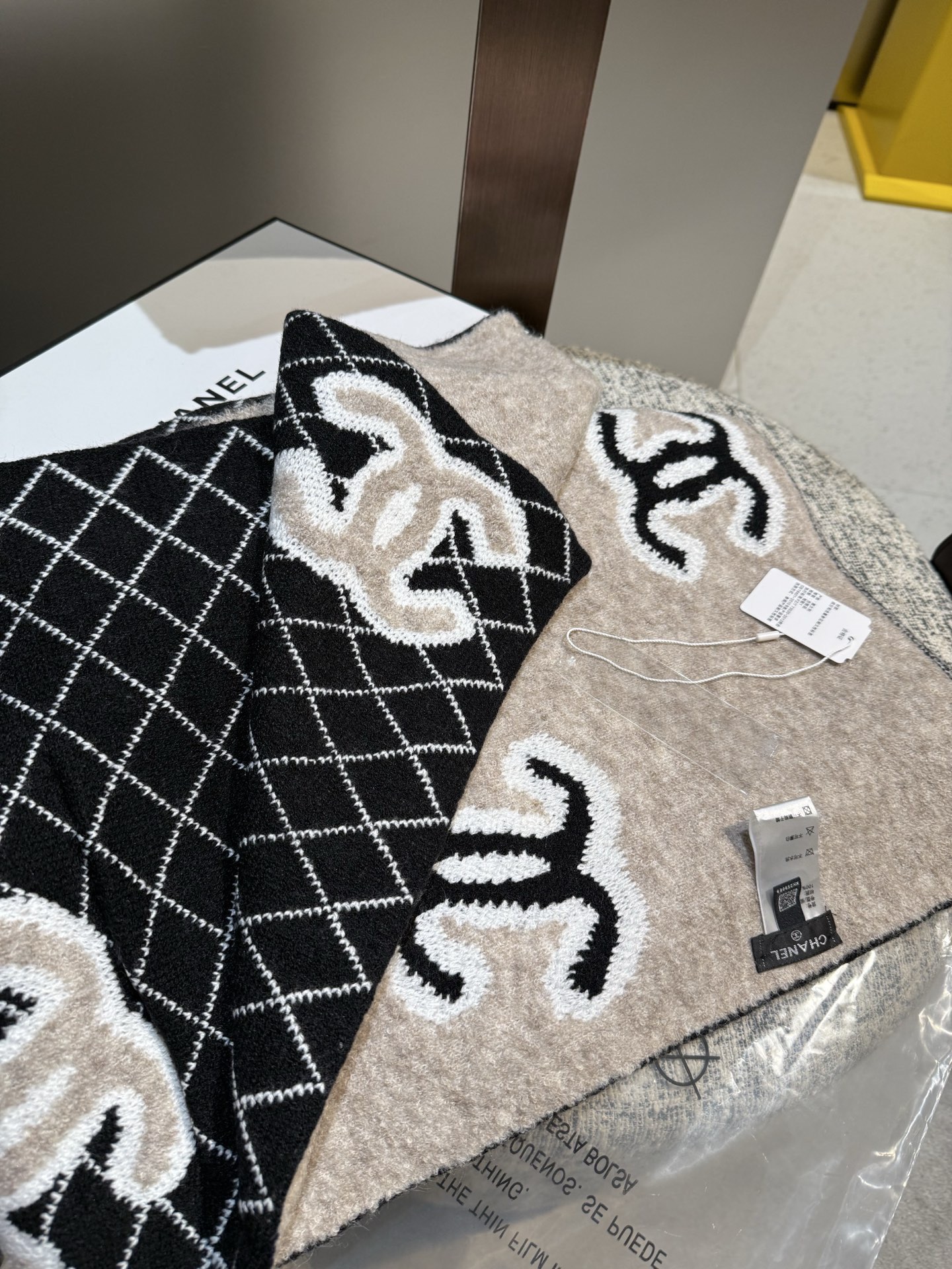 P高版本来啦👍👍升级款啦（质量升级，尺寸加宽）👍👍香奈儿专柜新款【小香刺绣披肩】💖💖美翻了[流泪]御用殿