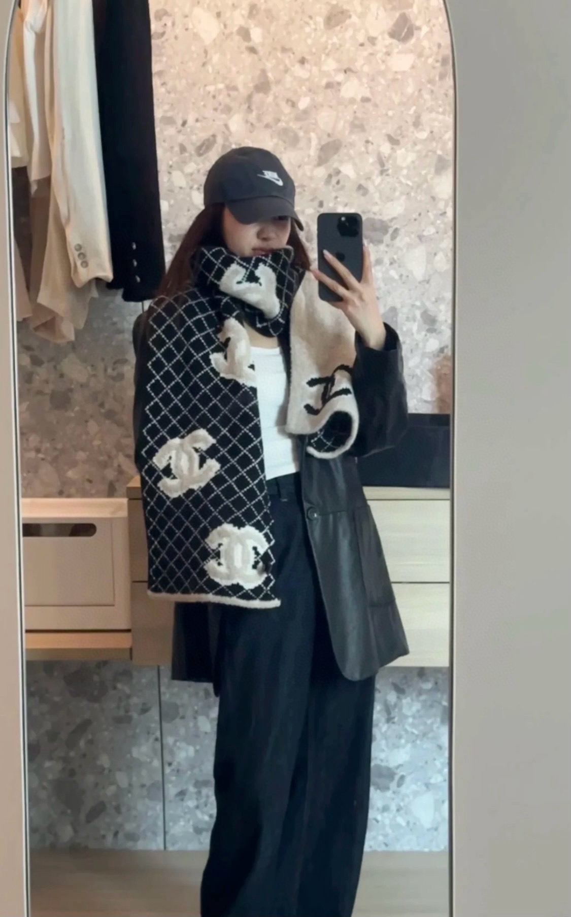 NO:663539,The high version is here and the upgraded version is here (upgraded quality, wider size) Chanel’s new counter [Xiaoxiang embroidered shawl] is so beautiful [crying] The royal palace-level new model is on sale at the counter. Imported pure cashmere fashionable embroidered knitted wool scarf and shawl are extremely beautiful. It really matches the skin tone of the upper body. It’s versatile. It’s up to you to decide whether it looks good or not.  Scarf size 35180cm, selected pure cashmere, the best choice for gift giving, high version scarf, high version scarf, chanel, shawls19860909高版本来啦升级款啦（质量升级,尺寸加宽）香奈儿专柜新款【小香刺绣披肩】美翻了[流泪]御用殿堂级极品新款专柜在售 进口纯羊绒时尚绣花针织毛线围巾披肩美丽至极 真的 上身极为衬肤色 百搭 好看不好看自己看吧 围巾尺寸35180cm,精选纯羊绒,送礼首选佳品高版本围巾,高版本围巾,chanel,shawls,scarf