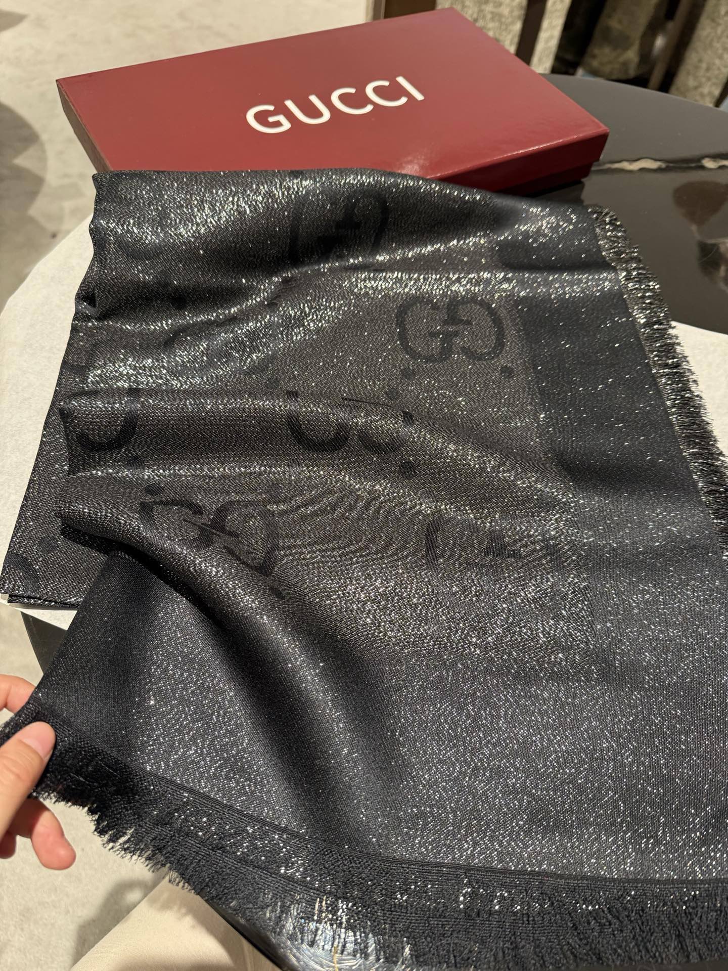 P【GG金线提花披肩140】方巾，璀璨至极，女神必备的，实物真的美得太闪耀了，品质极好‼️款式经典，大方