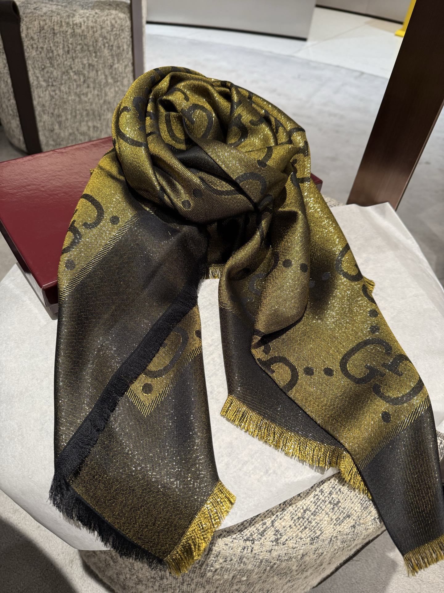 P【GG金线提花披肩140】方巾，璀璨至极，女神必备的，实物真的美得太闪耀了，品质极好‼️款式经典，大方